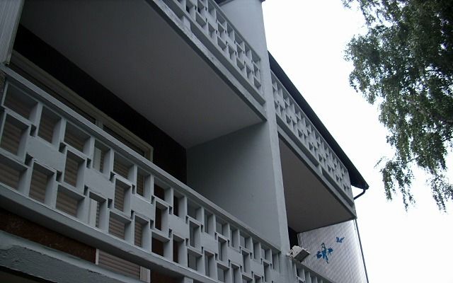 Balkone mit hellgrau beschichteten Brüstungen aus Betonformsteinen