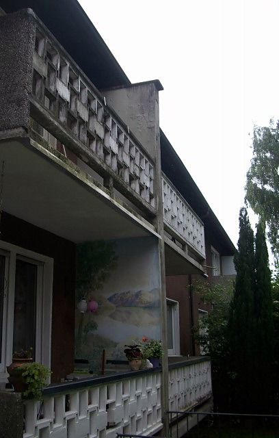 Balkone mit verwitterten, grau verschmutzten Brüstungen aus Betonformsteinen